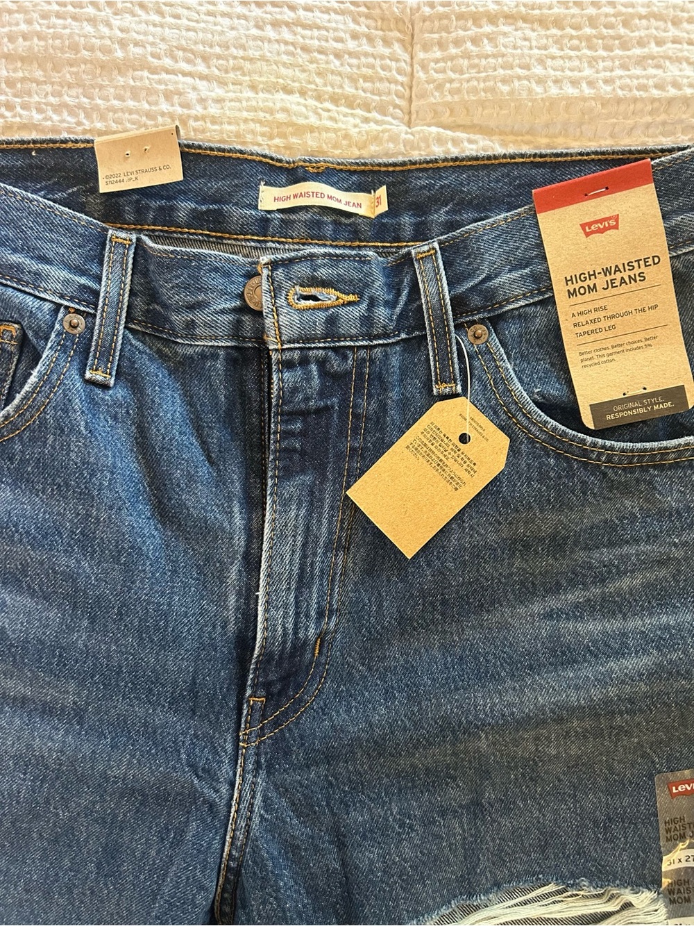 Levi's Relaxed High-Rise Mom Jeans - Medium Blue NEW WITH TAGS